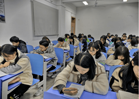 
经济治理学院开展“学手册、知规范、见行动”主题教育运动_xingkong.com(图1)